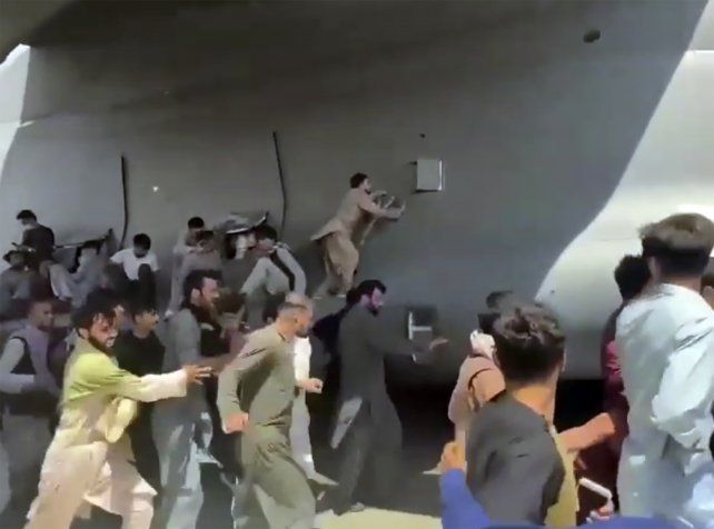 Fuga desesperada. Afganos se cuelgan de un avión estadounidense que parte de Kabul el 16 de agosto. Varios de ellos murieron al caer al vacío. 
