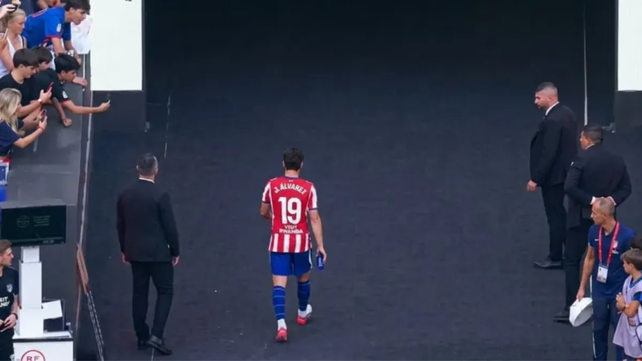 La solitaria retirada de Julián Álvarez luego del empate del Atlético Madrid