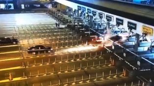 Video: el tremendo choque de un vehículo contra una cabina de peaje en la autopista Illia