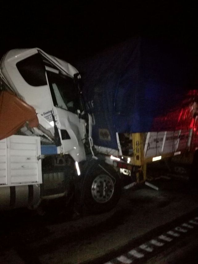 Violento choque en cadena que involucró a cinco camiones y dos automóviles dejó varios heridos