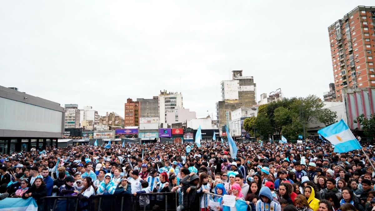Rosario explota por la final del Mundial: una multitud copa el Fontanarrosa para ver Argentina-España