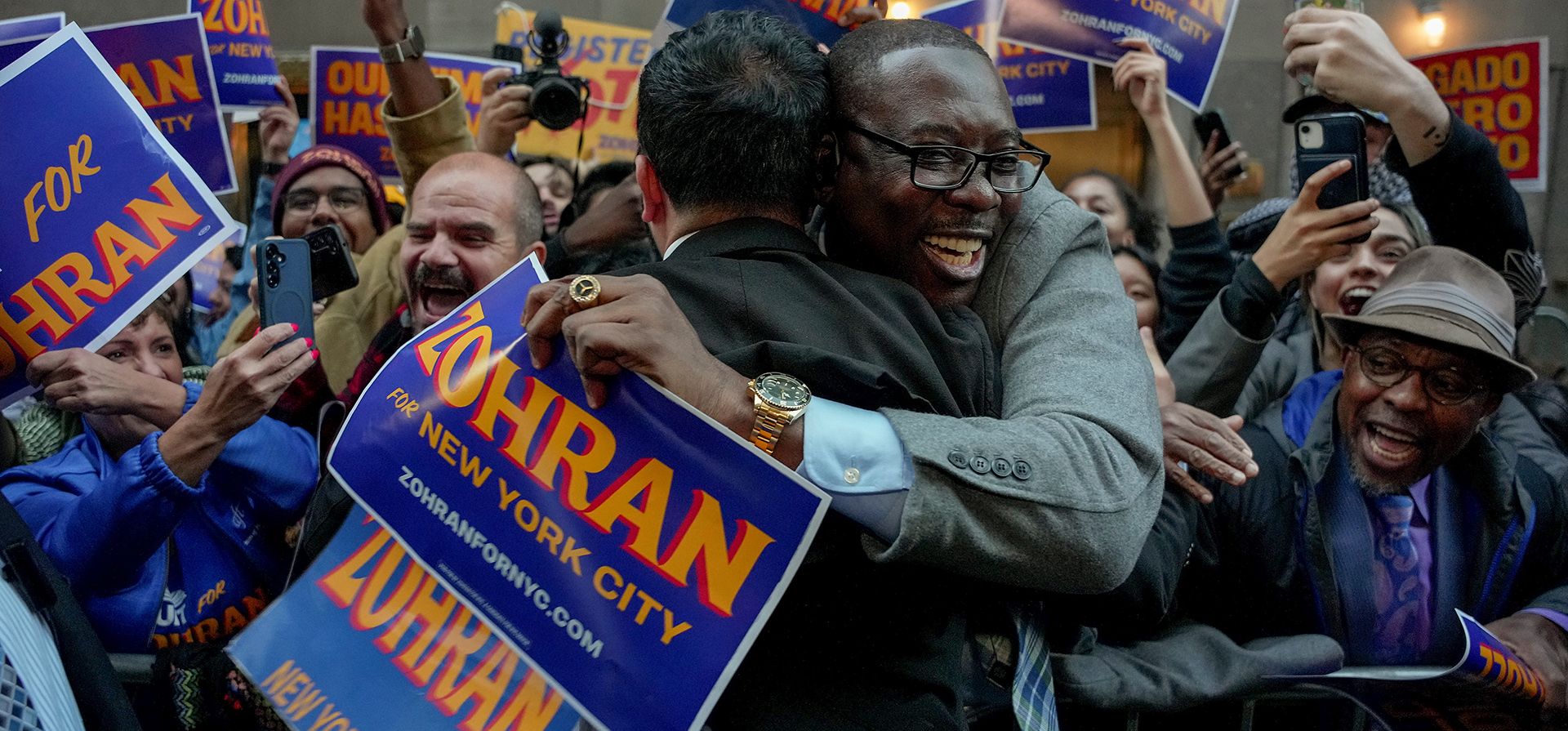 El candidato demócrata Zohran Mamdani (izquierda) saluda a sus simpatizantes a su llegada para participar en un debate por la alcaldía, el 16 de octubre de 2025, en Nueva York. (Foto AP/Angelina Katsanis, archivo) El candidato demócrata Zohran Mamdani (izquierda) saluda a sus simpatizantes a su llegada para participar en un debate por la alcaldía, el 16 de octubre de 2025, en Nueva York. (Foto AP/Angelina Katsanis, archivo)