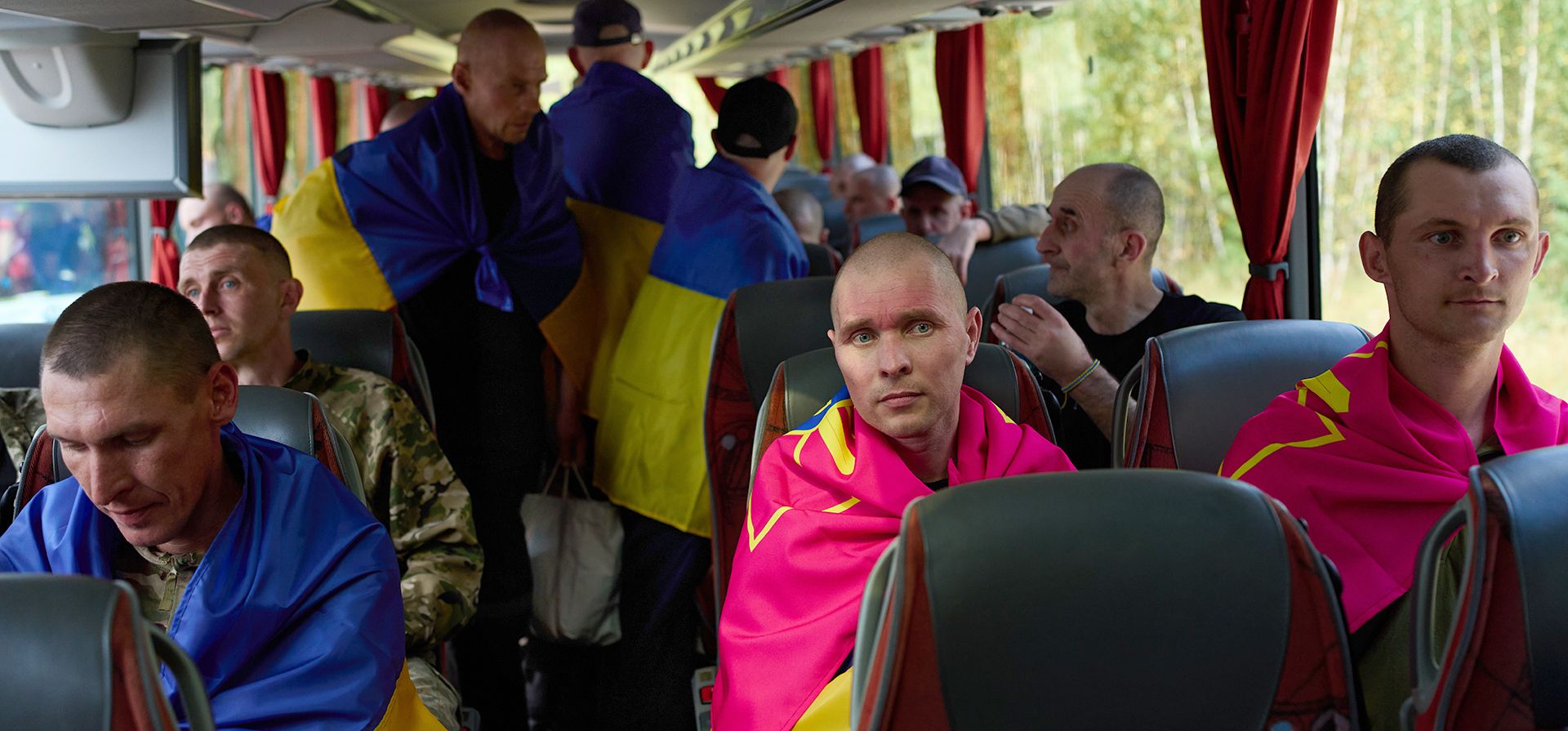 Soldados ucranianos se sientan en un autobús tras regresar del cautiverio después de un intercambio de prisioneros de guerra entre Rusia y Ucrania, en la región de Chernyhiv, Ucrania, el miércoles 19 de agosto de 2026. (Foto AP/Francisco Seco)