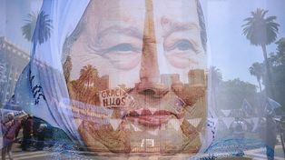 Hebe Bonafini nació en la ciudad de Ensenada el 4 de diciembre de 1928 y en 1942 se casó Humberto Bonafini, con quien tuvo tres hijos: Jorge Omar, Raúl Alfredo y María Alejandra.