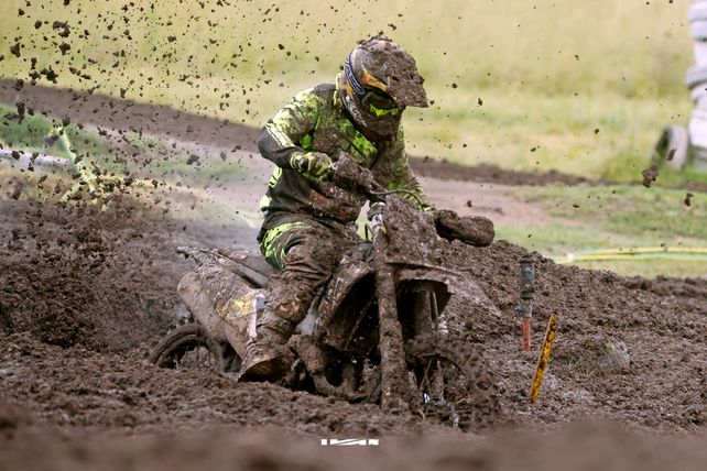 Villacreces corri&oacute; empantanado, pero igual termin&oacute; ganando todo arriba de su KTM.