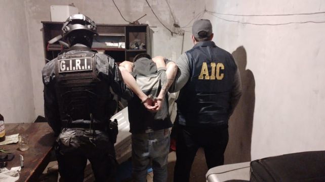 Detienen a tres sospechosos por el crimen del inspector César Carmona frente a la AIC