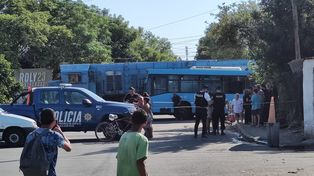 Un tren impactó a un colectivo y varias personas sufrieron heridas