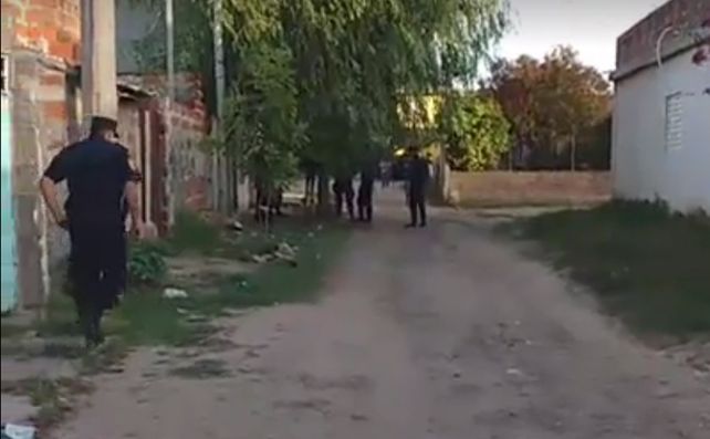 Murió un hombre al caer del techo sobre una reja