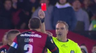 El momento en el que le árbitro Silvio Trucco expulsa a Cristián Lema.&nbsp;