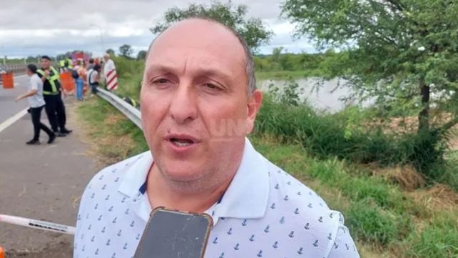 Una grúa de gran porte trabaja a la vera del arroyo Miní para sacar el camión que cayó al agua desde el aliviador de la ruta 168. Buscan al conductor del camión FOTO: UNO Santa Fe