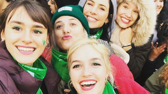 Cande Tinelli publicó una foto desde la Plaza del Congreso.
