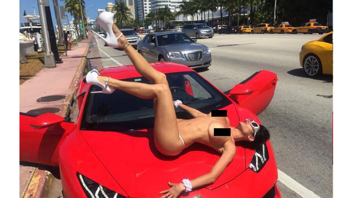 Victoria Xipolitakis se pasea desnuda por las calles de Miami