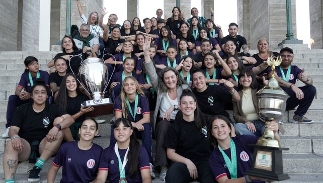 Campeonas. Los planteles del sub-14 y Social Lux festejaron los títulos obtenidos a nivel provincial en la temporada 2025. Rosario en los más alto