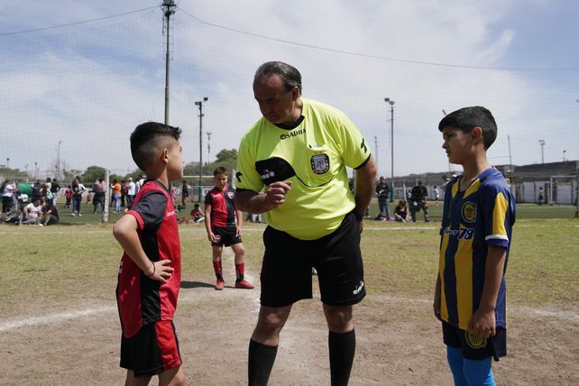Antes de empezar. El árbitro y los capitanes de ambos equipos.