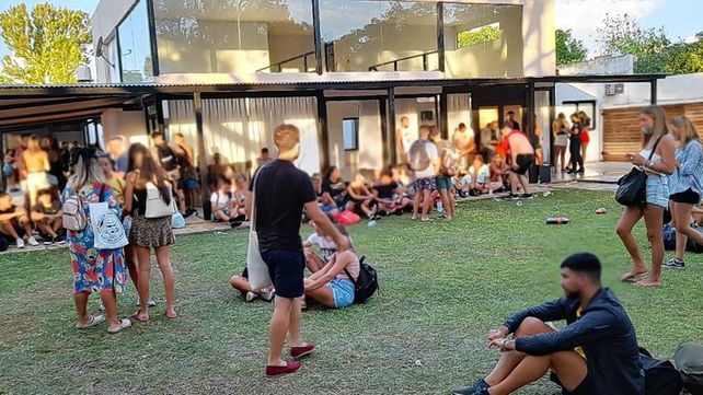 La fiesta con unos 100 personas en Arroyo Leyes.&nbsp;