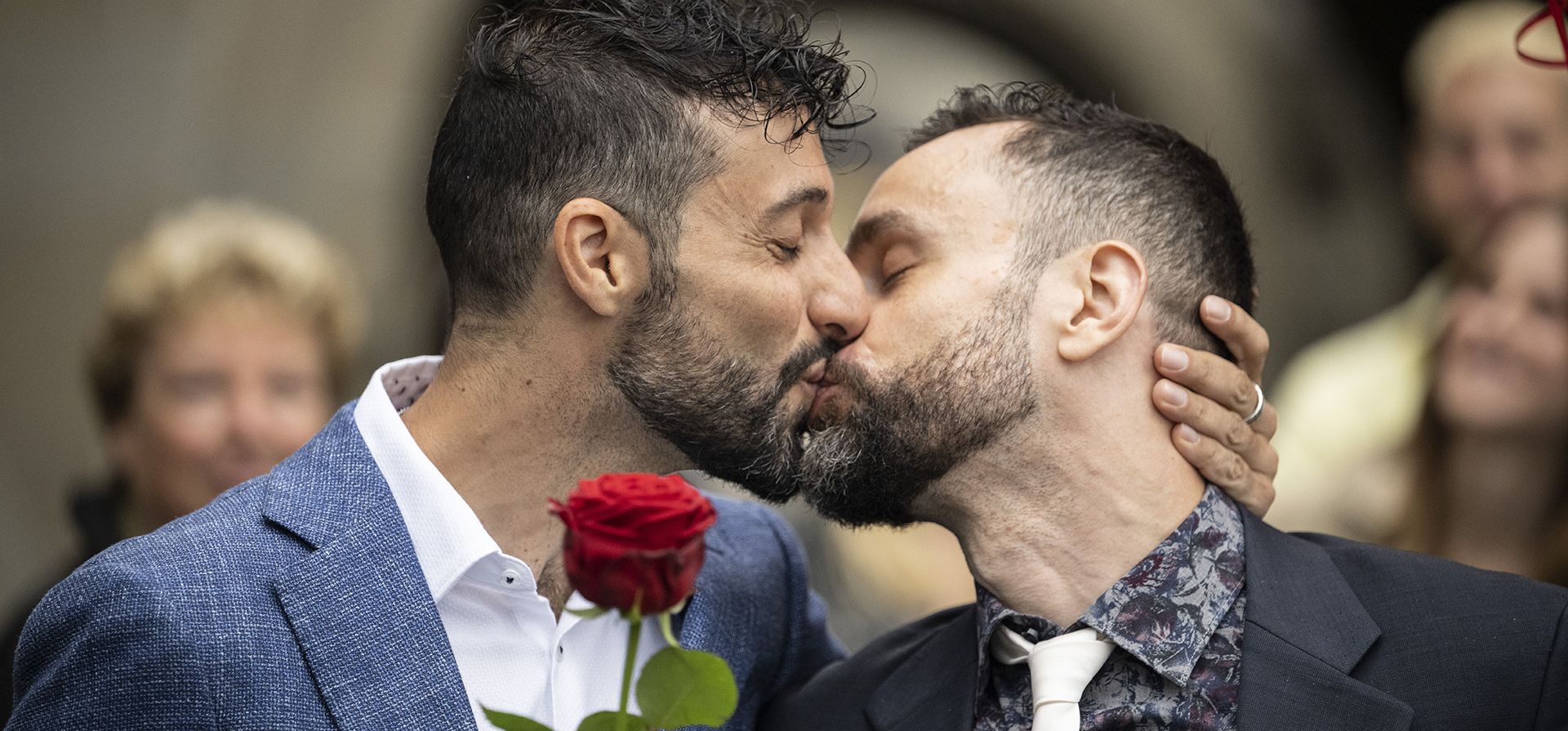 Luca Morreale y Stefano Perfetti se besan después de convertir su unión registrada en matrimonio, en la oficina de registro de Zúrich, el viernes 1 de julio de 2022. Después de un voto afirmativo en el voto "Matrimonio para todos" el otoño pasado, matrimonio de parejas del mismo sexo por primera vez en Suiza.