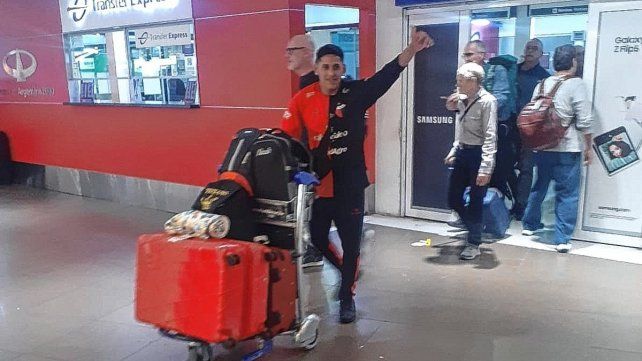 Daniel Toto Iñiguez aterrizó en Argentina completamente vestido con los colores de Colón después de ganar el The Best.