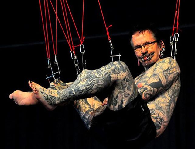 Dubai le prohibió la entrada a un hombre que tiene 453 piercings, dos cuernos y numerosos tatuajes