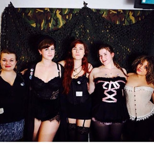Las integrantes de la comisión directivas del club de las chicas feas.