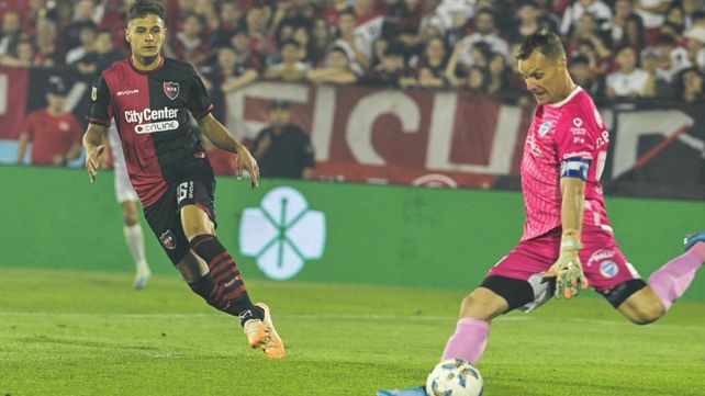 El Ruso Rodríguez saca rápido ante el acoso de Ramiro Sordo