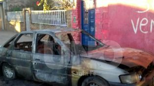 Un nuevo auto quemado durante la madrugada en la ciudad