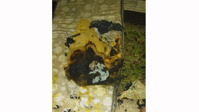 Su hijo prendió sahumerios y se incendió el colchón