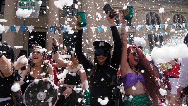 Euforia, espuma, color y disfraces en la tradicional Bajada de Medicina: las mejores fotos