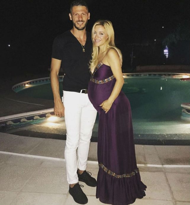 Evangelina Anderson exhibe su embarazo junto a su marido Martín Demichelis.&nbsp;