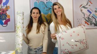 Dos mujeres trajeron la venta de alfombras vinílicas al corazón de Funes 