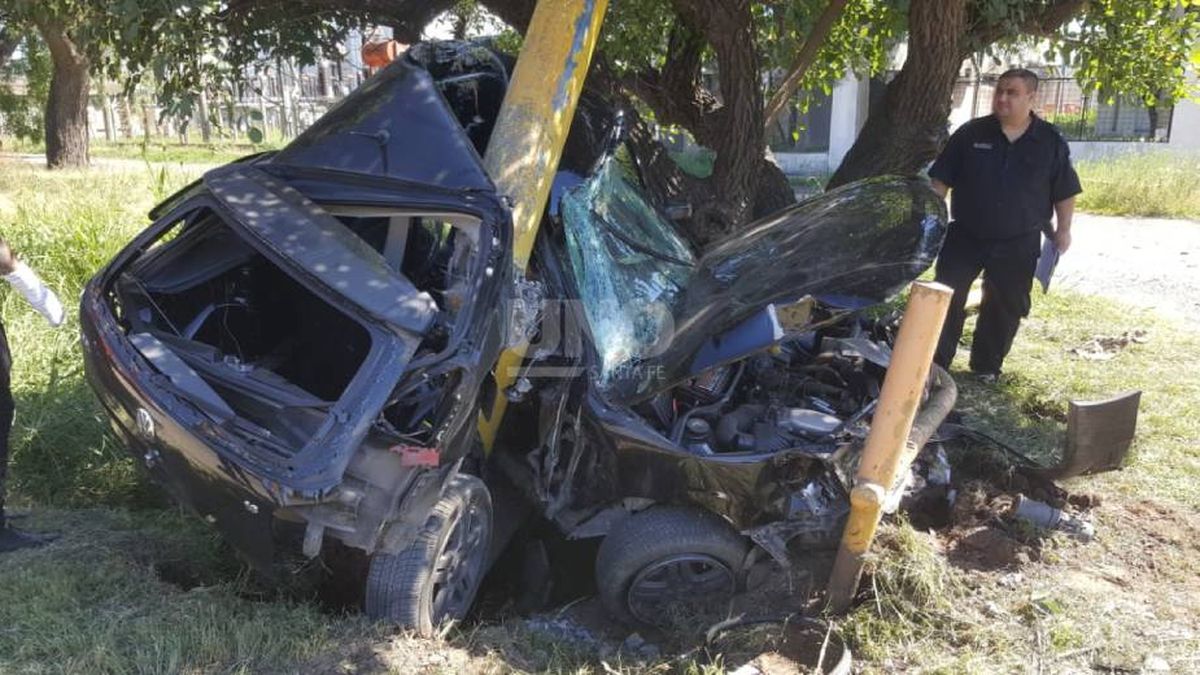 Un joven murió al estrellar su auto contra una columna