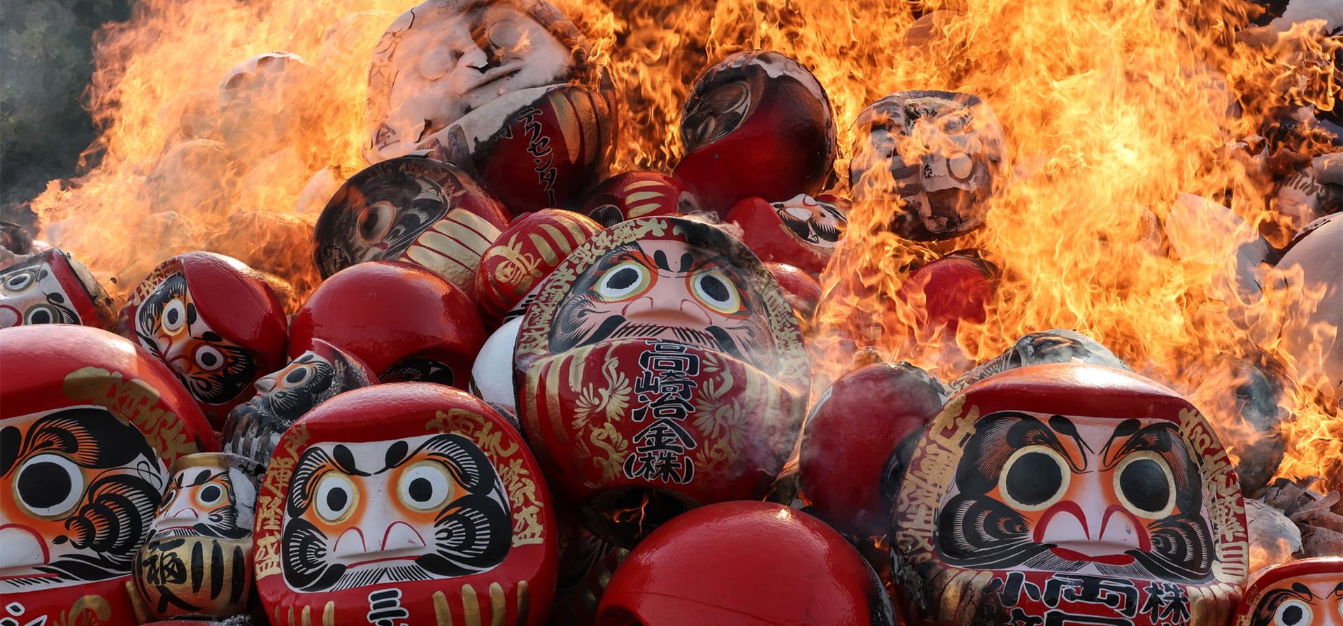 Una pila de muñecos daruma arde durante la ceremonia anual en el templo Shorinzan Darumaji. Los tradicionales muñecos de la suerte son devueltos simbólicamente a las llamas una vez cumplidos los deseos, Takasaki, Japón. Fotografía: Takashi Aoyama/Getty Images Una pila de muñecos daruma arde durante la ceremonia anual en el templo Shorinzan Darumaji. Los tradicionales muñecos de la suerte son devueltos simbólicamente a las llamas una vez cumplidos los deseos, Takasaki, Japón. Fotografía: Takashi Aoyama/Getty Images