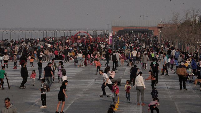 Cientos de familias compartieron la ribera central y el Parque España en un día que tuvo una temperatura máxima de 21.3º.