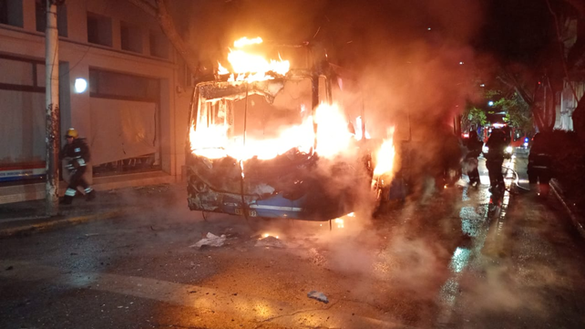 Incendio en Corrientes y Salta. Este lunes a la madrugada ardió un colectivo.&nbsp;
