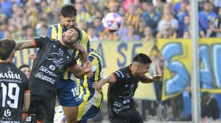 El gol de la tranquilidad. Mallo salta más alto que todos y estampa un soberbio cabezazo para el tercero de Central ante Central Norte. Buen debut en Copa Argentina.