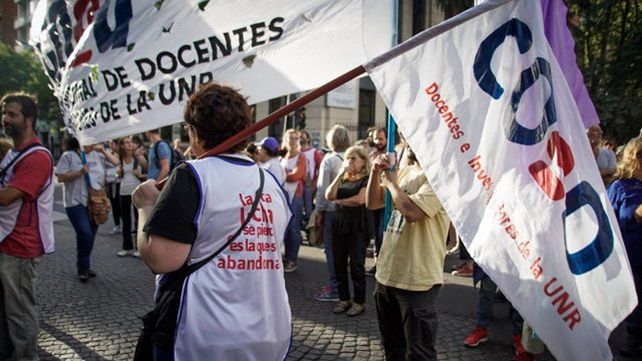 Un alto porcentaje de docentes universitarios se inclinaría su voluntad de realizar un paro de 48 horas.