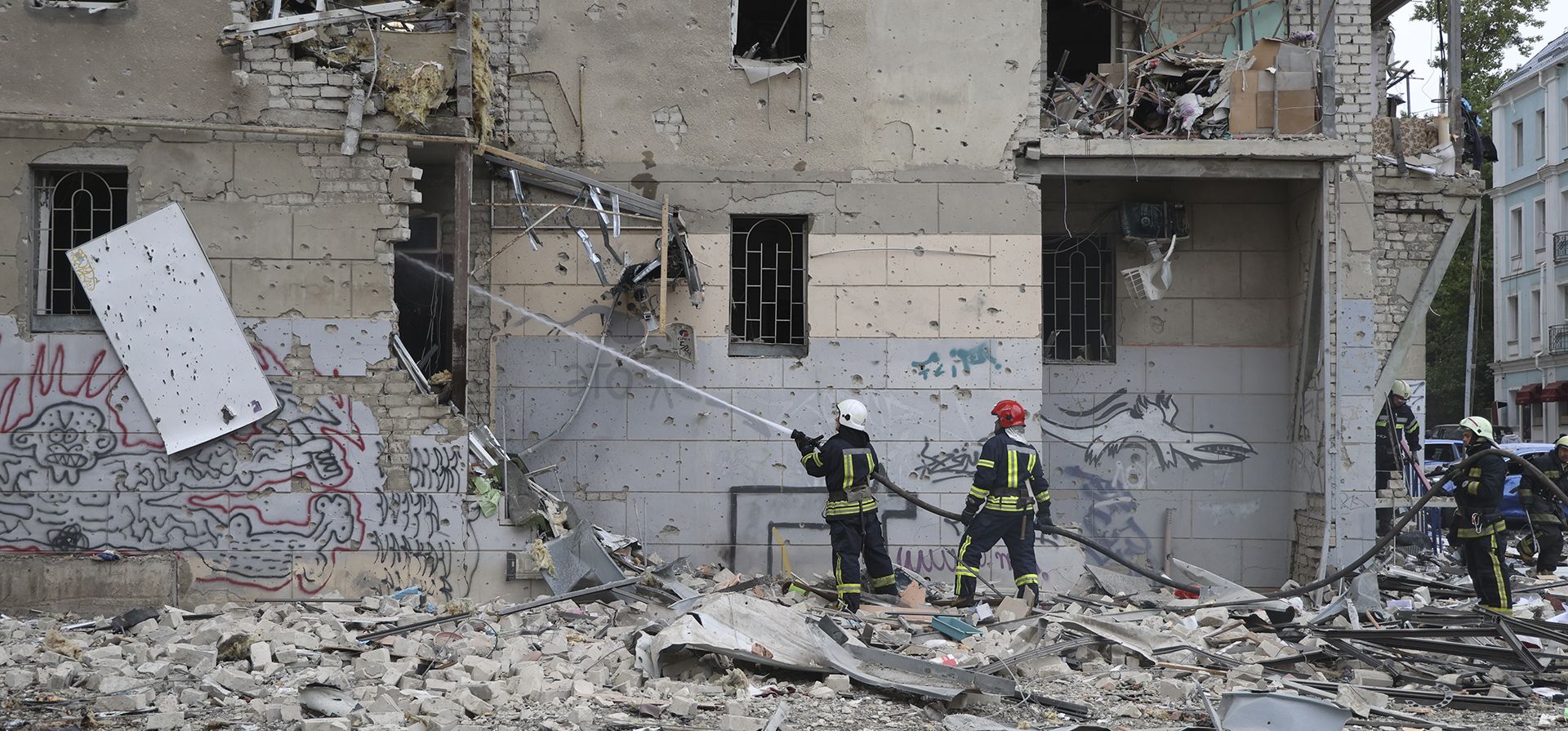 Trabajadores de emergencia ucranianos apagaron un incendio después de un ataque aéreo ruso que dañó un edificio de apartamentos en el centro de Kharkiv, el viernes 6 de octubre de 2023. (Foto AP/Alex Babenko) Trabajadores de emergencia ucranianos apagaron un incendio después de un ataque aéreo ruso que dañó un edificio de apartamentos en el centro de Kharkiv, el viernes 6 de octubre de 2023. (Foto AP/Alex Babenko)