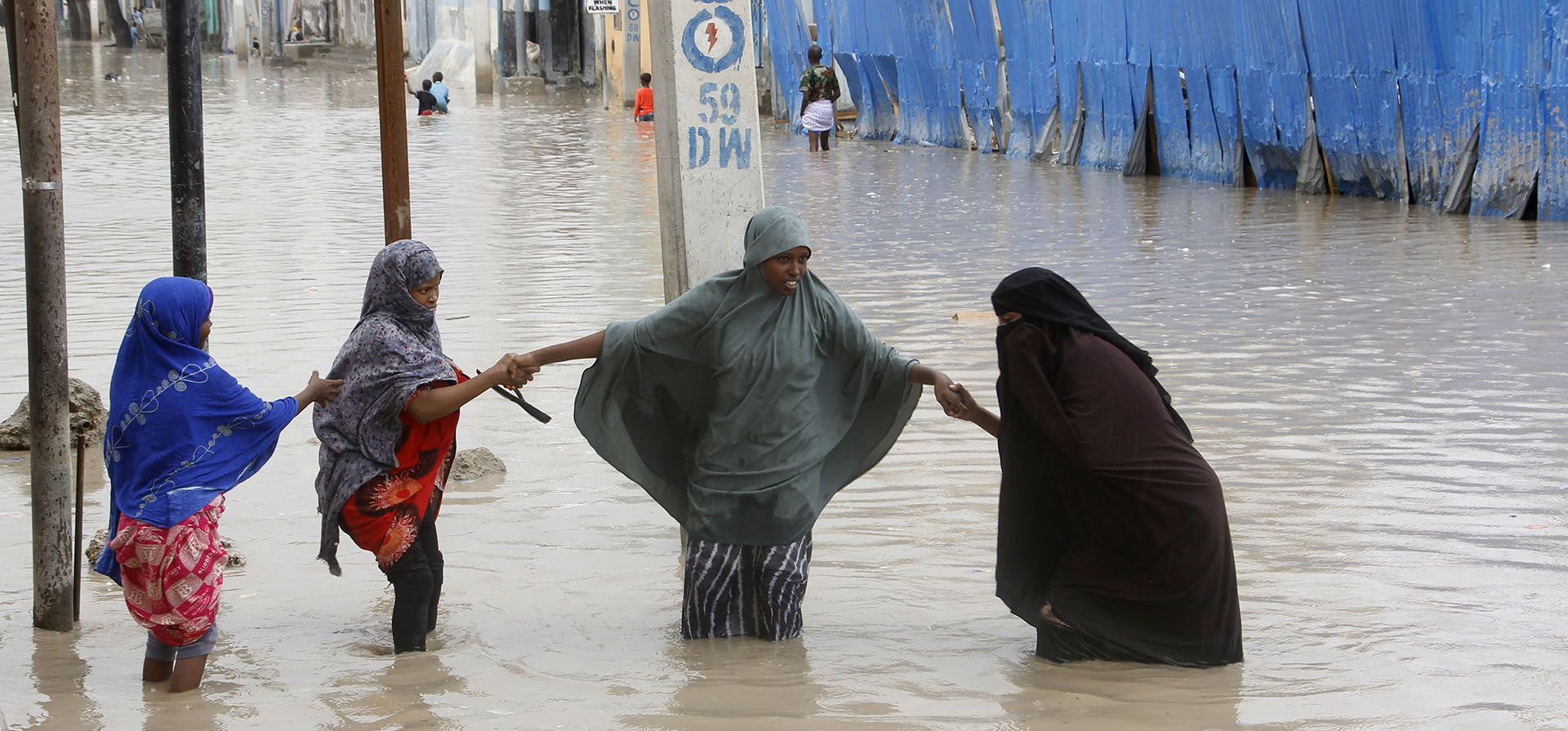 Mujeres caminan sobre el agua de una inundación después de fuertes lluvias, en Mogadiscio, Somalia, el lunes 20 de noviembre de 2023. (Foto AP/Farah Abdi Warsameh) Mujeres caminan sobre el agua de una inundación después de fuertes lluvias, en Mogadiscio, Somalia, el lunes 20 de noviembre de 2023. (Foto AP/Farah Abdi Warsameh)
