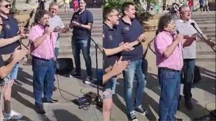 Los Palmeras entonaron el Yo soy Sabalero en Barcelona