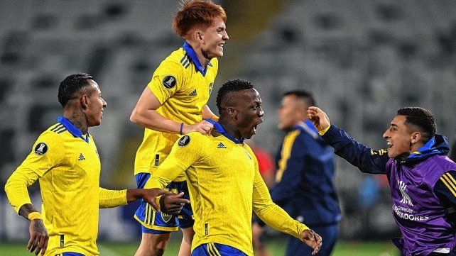 Luis Advíncula festeja con sus compañeros el gol de Boca.
