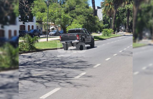 Los hundimientos sobre la carpeta asfáltica en el carril sur de Bulevar