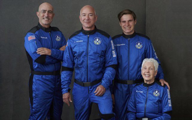 Mark Bezos, hermano de Jeff Bezos; Jeff Bezos, fundador de Amazon y la empresa de turismo espacial Blue Origin; Oliver Daemen, de los Países Bajos; y Wally Funk, pionero de la aviación de Texas, posan para una foto.