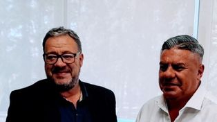 Cozzoni le entregó a Chiqui Tapia una plaqueta por la clasificación argentina al Mundial de Qatar.