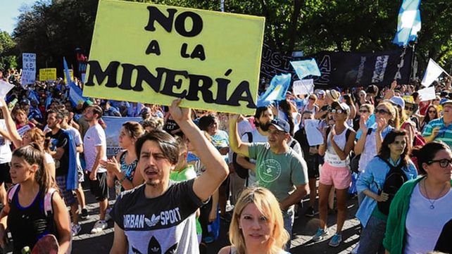 Protesta. Miles de mendocinos marcharon para defender el agua.