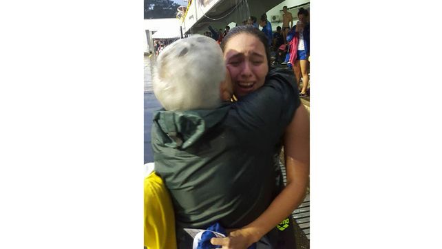 Flor junto a su entrenador Humberto Quinodoz en un abrazo colmado de emociones.&nbsp;