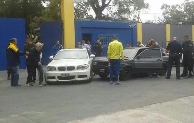 El defensor debió dejar su auto en el estacionamiento del club.