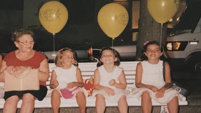 Otros tiempos. Las niñas junto a su abuela cuando eran pequeñas.&nbsp;