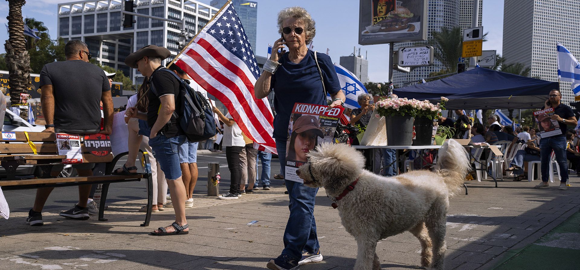 Familiares y partidarios de israelíes cautivos en Gaza piden su liberación durante una manifestación en Tel Aviv, Israel, el miércoles 18 de octubre de 2023. El ejército israelí dice que unas 200 personas fueron secuestradas y llevadas a Gaza en el ataque transfronterizo de Hamas sobre Israel el 7 de octubre. (Foto AP/Petros Giannakouris) Familiares y partidarios de israelíes cautivos en Gaza piden su liberación durante una manifestación en Tel Aviv, Israel, el miércoles 18 de octubre de 2023. El ejército israelí dice que unas 200 personas fueron secuestradas y llevadas a Gaza en el ataque transfronterizo de Hamas sobre Israel el 7 de octubre. (Foto AP/Petros Giannakouris)