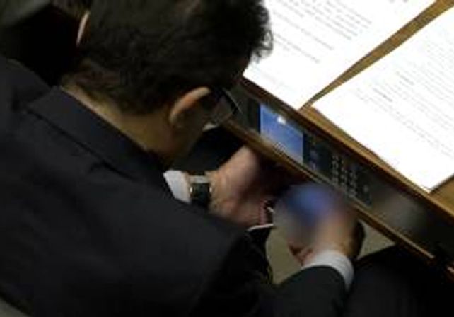 Un diputado brasileño fue sorprendido viendo un video porno en plena sesión