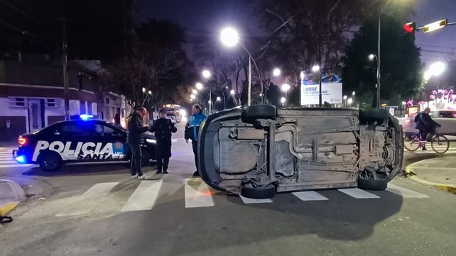 Choque y vuelco en Alsina y Córdoba. Dos autos chocaron en una esquina con semáforos.