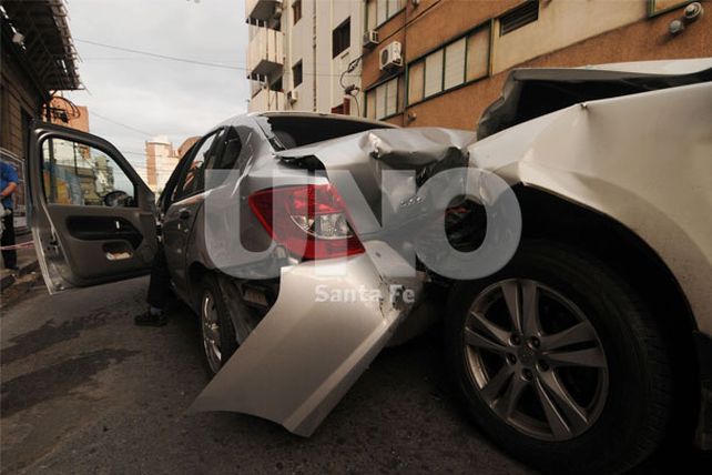 Espectacular triple choque de autos con sólo heridos leves en el centro santafesino